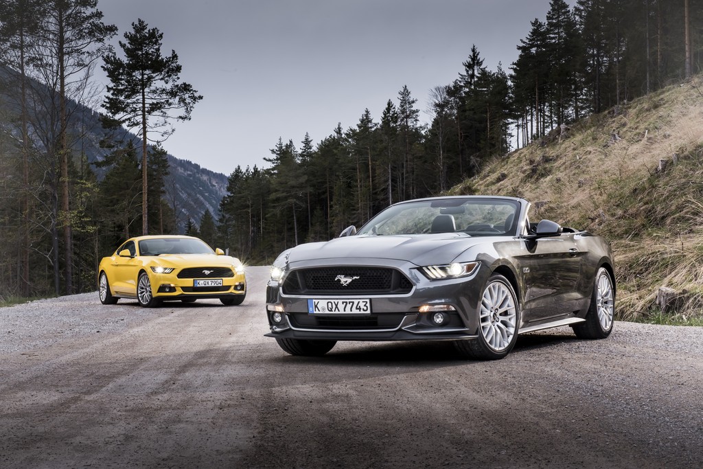 Den nye Ford Mustang. Den fås både som Fastback (gul) og Convertible (grå).
(Foto: Ford Motor Company)